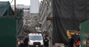Derrumbe de edificio en CDMX deja un muerto y trabajadores atrapados