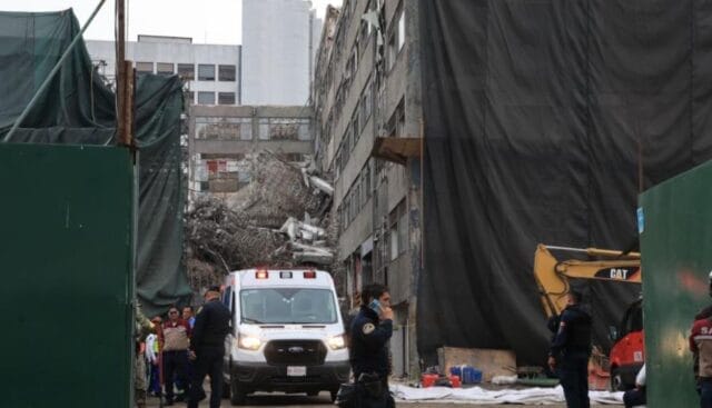 Derrumbe de edificio en CDMX deja un muerto y trabajadores atrapados