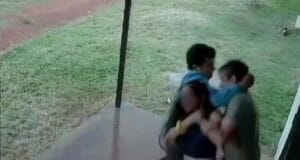 Hombre atropella y golpea a su esposa; vecinos intervienen y evitan una tragedia