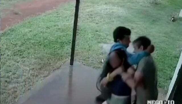 Hombre atropella y golpea a su esposa; vecinos intervienen y evitan una tragedia