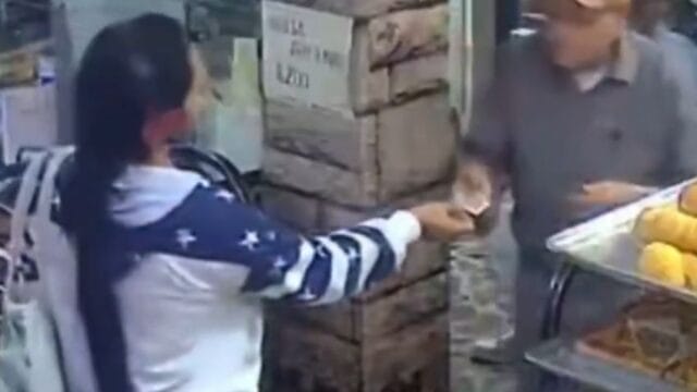 Mujer agrede a adulto mayor en panadería por no atenderla rápido; el hecho quedó en video