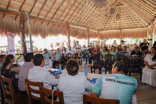 https://alchile.com.mx/alarma/chavo-mototaxista-no-la-libra-tras-ser-embestido-por-una-combi-en-la-via-hoctun-xocchel/