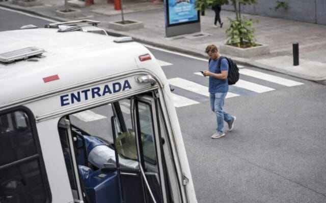 VIDEO MUY FUERTE: Muere atropellado por un autobús por cruzar mirando el celular, ni volteó a ver atropellado por un autobús por cruzar mirando el celular
