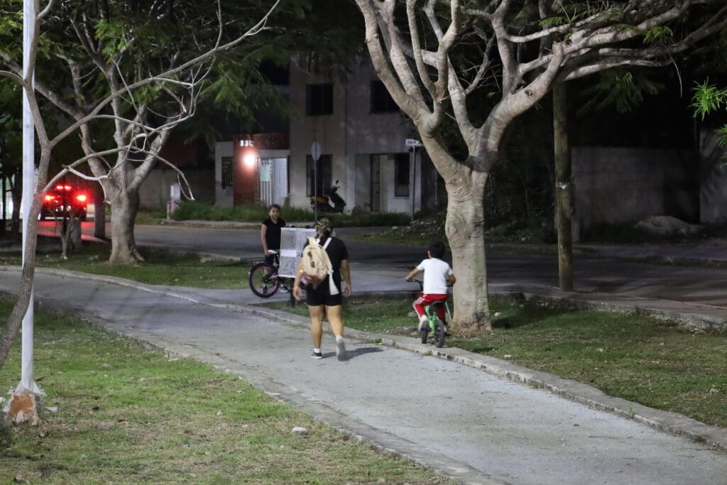 Rehabilitan parque de San Isidro 2 en Valladolid; mejora iluminación y seguridad