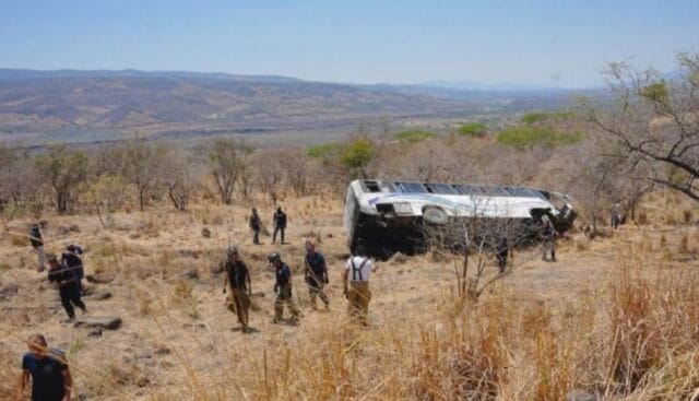 Tragedia en carretera de Nayarit: autobús de turismo vuelca y deja 11 muertos y 31 heridos