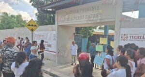 Manifestación en escuela de Tizimín por denuncias contra docente de sexto grado