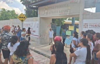 Manifestación en escuela de Tizimín por denuncias contra docente de sexto grado